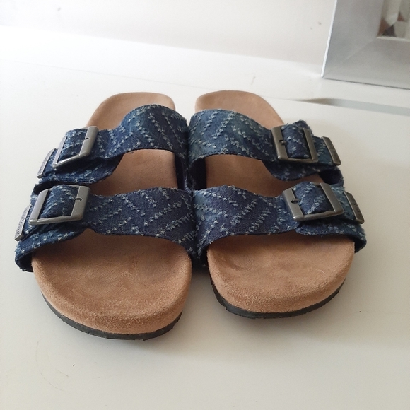 Minnetonka Denim Sandals. Size: 8 - Picture 5 of 7
